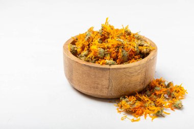 Ahşap arka planda kurumuş bitki ve böğürtlen çayı çeşitleri. Çay partisi konsepti. Şifalı bitkiler. Şifalı bitkiler. Alternatif ilaç. Linden, Calendula, Cornflowers, marigold, tansy, çay gülü..