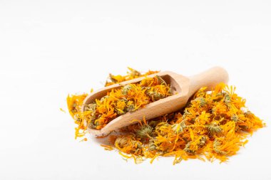 Ahşap arka planda kurumuş bitki ve böğürtlen çayı çeşitleri. Çay partisi konsepti. Şifalı bitkiler. Şifalı bitkiler. Alternatif ilaç. Linden, Calendula, Cornflowers, marigold, tansy, çay gülü..