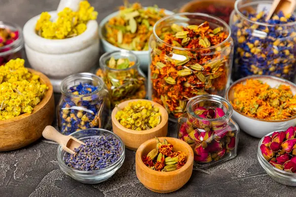 Ahşap arka planda kurumuş bitki ve böğürtlen çayı çeşitleri. Çay partisi konsepti. Şifalı bitkiler. Şifalı bitkiler. Alternatif ilaç. Linden, Calendula, Cornflowers, marigold, tansy, çay gülü..