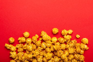 Karamelli patlamış mısır. Renkli patlamış mısır. Sinema ve eğlence anlayışı. Patlamış mısırla film gecesi. Lezzetli aperatif, aperatif. Mesaj için yer. Uzayı kopyala. Banner