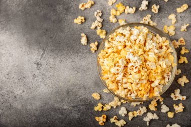 Tahta arka planda lezzetli patlamış mısır. Sinema ve eğlence anlayışı. Patlamış mısırlı film gecesi. Peynir ve patlamış mısır. Lezzetli aperatif, aperatif. Mesaj için yer. Uzayı kopyala. Banner