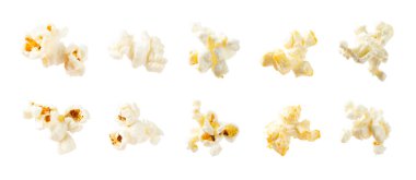 Beyaz arka planda izole edilmiş lezzetli patlamış mısır. Sinema ve eğlence anlayışı. Patlamış mısırla film gecesi. Peynir ve karamelli patlamış mısır. Lezzetli aperatif, aperatif. Pankart
