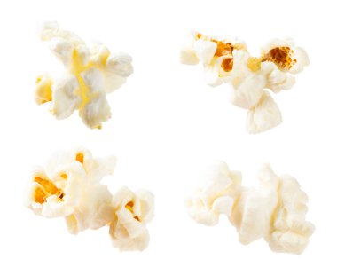 Beyaz arka planda izole edilmiş lezzetli patlamış mısır. Sinema ve eğlence anlayışı. Patlamış mısırla film gecesi. Peynir ve karamelli patlamış mısır. Lezzetli aperatif, aperatif. Pankart