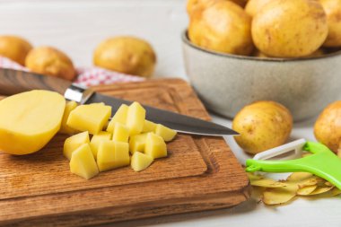 Genç patatesler Tahta zeminde taze patates. Hasat koleksiyonu. organik, taze kazılmış patatesler. Tarım geçmişi. Vejetaryen. Sebzeler. Mesajlar için yer. Boşluğu kopyala