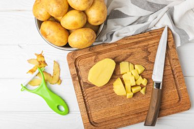 Genç patatesler Tahta zeminde taze patates. Hasat koleksiyonu. organik, taze kazılmış patatesler. Tarım geçmişi. Vejetaryen. Sebzeler. Mesajlar için yer. Boşluğu kopyala