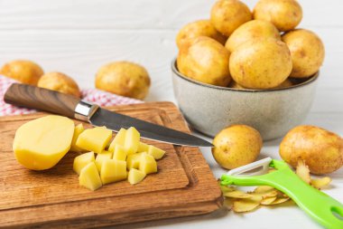 Genç patatesler Tahta zeminde taze patates. Hasat koleksiyonu. organik, taze kazılmış patatesler. Tarım geçmişi. Vejetaryen. Sebzeler. Mesajlar için yer. Boşluğu kopyala