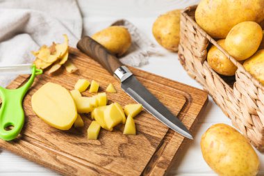 Genç patatesler Tahta zeminde taze patates. Hasat koleksiyonu. organik, taze kazılmış patatesler. Tarım geçmişi. Vejetaryen. Sebzeler. Mesajlar için yer. Boşluğu kopyala