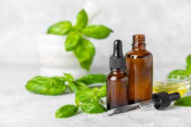 Ahşap kaplamalı fesleğen yağı. Fesleğen yağı ve taze yapraklar. Aromaterapi. Aroma yağı. Şifalı bitkiler. Alternatif tıp. Mesaj için yer. Boşluğu kopyala.