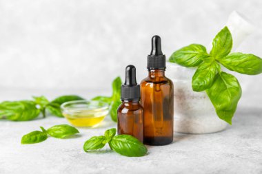 Ahşap kaplamalı fesleğen yağı. Fesleğen yağı ve taze yapraklar. Aromaterapi. Aroma yağı. Şifalı bitkiler. Alternatif tıp. Mesaj için yer. Boşluğu kopyala.