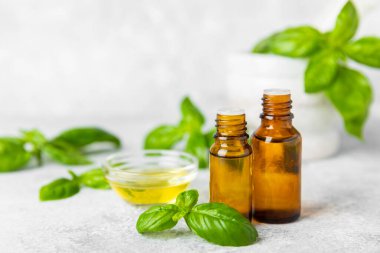 Ahşap kaplamalı fesleğen yağı. Fesleğen yağı ve taze yapraklar. Aromaterapi. Aroma yağı. Şifalı bitkiler. Alternatif tıp. Mesaj için yer. Boşluğu kopyala.