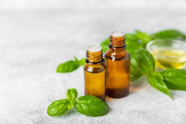 Ahşap kaplamalı fesleğen yağı. Fesleğen yağı ve taze yapraklar. Aromaterapi. Aroma yağı. Şifalı bitkiler. Alternatif tıp. Mesaj için yer. Boşluğu kopyala.