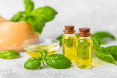 Ahşap kaplamalı fesleğen yağı. Fesleğen yağı ve taze yapraklar. Aromaterapi. Aroma yağı. Şifalı bitkiler. Alternatif tıp. Mesaj için yer. Boşluğu kopyala.