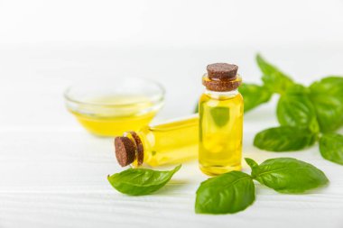 Ahşap kaplamalı fesleğen yağı. Fesleğen yağı ve taze yapraklar. Aromaterapi. Aroma yağı. Şifalı bitkiler. Alternatif tıp. Mesaj için yer. Boşluğu kopyala.