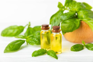 Ahşap kaplamalı fesleğen yağı. Fesleğen yağı ve taze yapraklar. Aromaterapi. Aroma yağı. Şifalı bitkiler. Alternatif tıp. Mesaj için yer. Boşluğu kopyala.