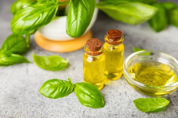 Ahşap kaplamalı fesleğen yağı. Fesleğen yağı ve taze yapraklar. Aromaterapi. Aroma yağı. Şifalı bitkiler. Alternatif tıp. Mesaj için yer. Boşluğu kopyala.