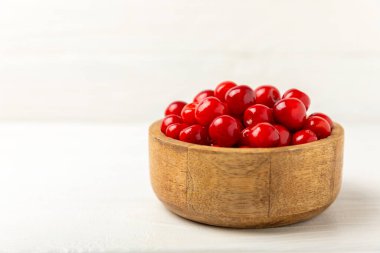 Kirazlar. Ahşap kaplamalı taze kirazlar ve yapraklar. Taze organik kiraz yığını. Böğürtlen ve meyve. Vejetaryen. Sağlıklı beslenme. Mesaj için yer. Boşluğu kopyala