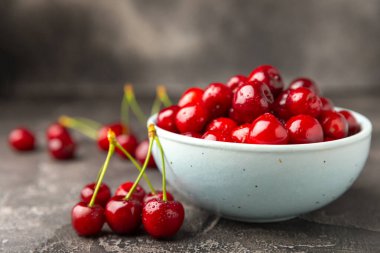 Kirazlar. Ahşap kaplamalı taze kirazlar ve yapraklar. Taze organik kiraz yığını. Böğürtlen ve meyve. Vejetaryen. Sağlıklı beslenme. Mesaj için yer. Boşluğu kopyala