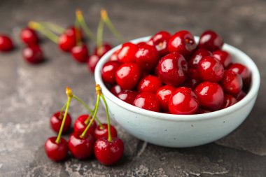 Kirazlar. Ahşap kaplamalı taze kirazlar ve yapraklar. Taze organik kiraz yığını. Böğürtlen ve meyve. Vejetaryen. Sağlıklı beslenme. Mesaj için yer. Boşluğu kopyala