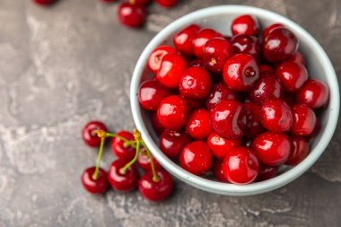Kirazlar. Ahşap kaplamalı taze kirazlar ve yapraklar. Taze organik kiraz yığını. Böğürtlen ve meyve. Vejetaryen. Sağlıklı beslenme. Mesaj için yer. Boşluğu kopyala