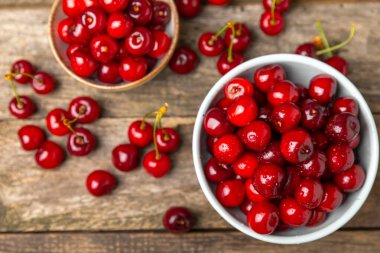 Kirazlar. Ahşap kaplamalı taze kirazlar ve yapraklar. Taze organik kiraz yığını. Böğürtlen ve meyve. Vejetaryen. Sağlıklı beslenme. Mesaj için yer. Boşluğu kopyala