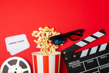 Kova içinde lezzetli patlamış mısır ve sinema biletli soğuk kola içecekler, renkli arka planda üç boyutlu gözlük. Sinema konsepti. Film izliyorum. Mesaj için yer var. Boşluğu kopyala