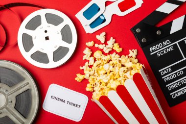 Kova içinde lezzetli patlamış mısır ve sinema biletli soğuk kola içecekler, renkli arka planda üç boyutlu gözlük. Sinema konsepti. Film izliyorum. Mesaj için yer var. Boşluğu kopyala