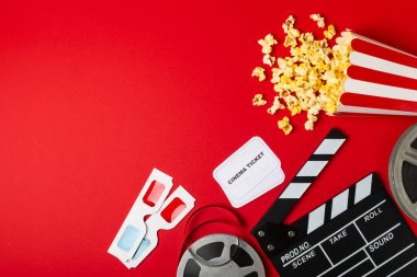 Kova içinde lezzetli patlamış mısır ve sinema biletli soğuk kola içecekler, renkli arka planda üç boyutlu gözlük. Sinema konsepti. Film izliyorum. Mesaj için yer var. Boşluğu kopyala