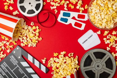 Kova içinde lezzetli patlamış mısır ve sinema biletli soğuk kola içecekler, renkli arka planda üç boyutlu gözlük. Sinema konsepti. Film izliyorum. Mesaj için yer var. Boşluğu kopyala