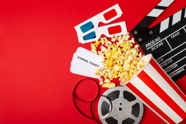 Kova içinde lezzetli patlamış mısır ve sinema biletli soğuk kola içecekler, renkli arka planda üç boyutlu gözlük. Sinema konsepti. Film izliyorum. Mesaj için yer var. Boşluğu kopyala