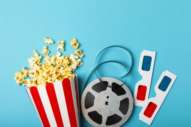 Kova içinde lezzetli patlamış mısır ve sinema biletli soğuk kola içecekler, renkli arka planda üç boyutlu gözlük. Sinema konsepti. Film izliyorum. Mesaj için yer var. Boşluğu kopyala