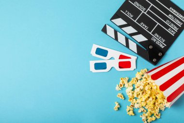 Kova içinde lezzetli patlamış mısır ve sinema biletli soğuk kola içecekler, renkli arka planda üç boyutlu gözlük. Sinema konsepti. Film izliyorum. Mesaj için yer var. Boşluğu kopyala