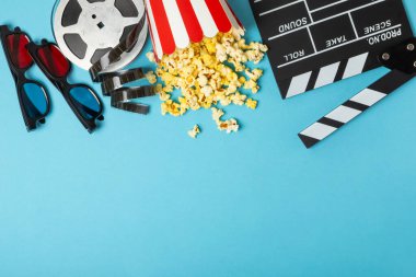 Kova içinde lezzetli patlamış mısır ve sinema biletli soğuk kola içecekler, renkli arka planda üç boyutlu gözlük. Sinema konsepti. Film izliyorum. Mesaj için yer var. Boşluğu kopyala