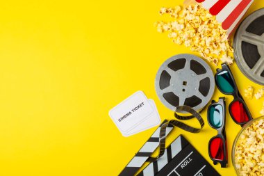 Kova içinde lezzetli patlamış mısır ve sinema biletli soğuk kola içecekler, renkli arka planda üç boyutlu gözlük. Sinema konsepti. Film izliyorum. Mesaj için yer var. Boşluğu kopyala