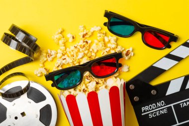 Kova içinde lezzetli patlamış mısır ve sinema biletli soğuk kola içecekler, renkli arka planda üç boyutlu gözlük. Sinema konsepti. Film izliyorum. Mesaj için yer var. Boşluğu kopyala