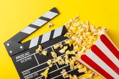 Kova içinde lezzetli patlamış mısır ve sinema biletli soğuk kola içecekler, renkli arka planda üç boyutlu gözlük. Sinema konsepti. Film izliyorum. Mesaj için yer var. Boşluğu kopyala