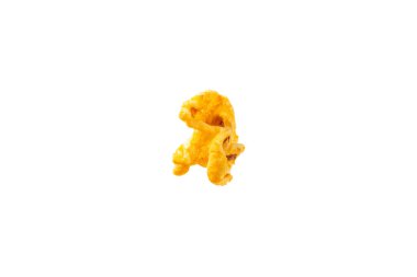 Beyaz arka planda izole edilmiş leziz peynirli patlamış mısır. Sinema ve eğlence anlayışı. Patlamış mısırla film gecesi. Peynir ve karamelli patlamış mısır. Lezzetli aperatif, aperatif. Pankart