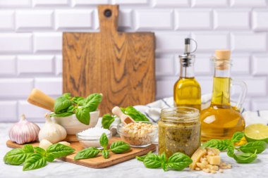 Pesto. Ahşap kaplamalı İtalyan fesleğen sosu. Pesto sosu içeriği: taze fesleğen, çam fıstığı, parmesan peyniri ve zeytinyağı. Metin için boşluk. Boşluğu kopyala.
