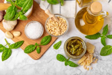Pesto. Ahşap kaplamalı İtalyan fesleğen sosu. Pesto sosu içeriği: taze fesleğen, çam fıstığı, parmesan peyniri ve zeytinyağı. Metin için boşluk. Boşluğu kopyala.