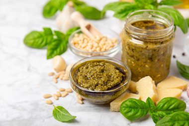Pesto. Ahşap kaplamalı İtalyan fesleğen sosu. Pesto sosu içeriği: taze fesleğen, çam fıstığı, parmesan peyniri ve zeytinyağı. Metin için boşluk. Boşluğu kopyala.