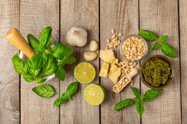 Pesto. Ahşap kaplamalı İtalyan fesleğen sosu. Pesto sosu içeriği: taze fesleğen, çam fıstığı, parmesan peyniri ve zeytinyağı. Metin için boşluk. Boşluğu kopyala.