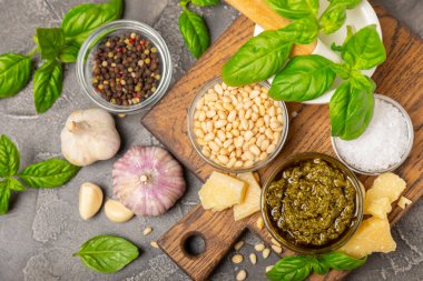 Pesto. Ahşap kaplamalı İtalyan fesleğen sosu. Pesto sosu içeriği: taze fesleğen, çam fıstığı, parmesan peyniri ve zeytinyağı. Metin için boşluk. Boşluğu kopyala.
