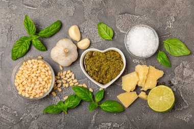 Pesto. Ahşap kaplamalı İtalyan fesleğen sosu. Pesto sosu içeriği: taze fesleğen, çam fıstığı, parmesan peyniri ve zeytinyağı. Metin için boşluk. Boşluğu kopyala.
