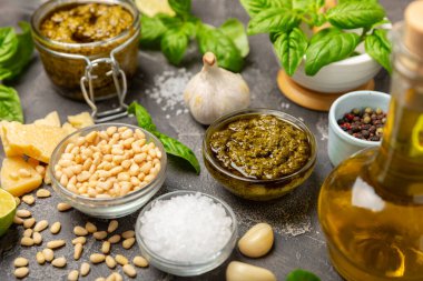 Pesto. Ahşap kaplamalı İtalyan fesleğen sosu. Pesto sosu içeriği: taze fesleğen, çam fıstığı, parmesan peyniri ve zeytinyağı. Metin için boşluk. Boşluğu kopyala.