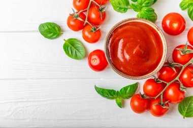 Taze vişneli domates ve dokulu taze yeşil fesleğen. Domates sosu. Vejetaryen. Salata için malzemeler. Organik yiyecekler. Mesaj için yer. Boşluğu kopyala.