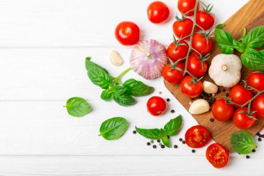 Taze vişneli domates ve dokulu taze yeşil fesleğen. Domates sosu. Vejetaryen. Salata için malzemeler. Organik yiyecekler. Mesaj için yer. Boşluğu kopyala.