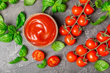 Taze vişneli domates ve dokulu taze yeşil fesleğen. Domates sosu. Vejetaryen. Salata için malzemeler. Organik yiyecekler. Mesaj için yer. Boşluğu kopyala.