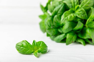 Ahşap kaplamalı yeşil fesleğen yaprakları. Mutfak otları, baharatlar. Taze yeşil organik fesleğen. Vejetaryen. Salata için yeşillik. Mesaj için yer. Boşluğu kopyala.
