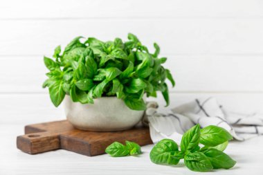 Ahşap kaplamalı yeşil fesleğen yaprakları. Mutfak otları, baharatlar. Taze yeşil organik fesleğen. Vejetaryen. Salata için yeşillik. Mesaj için yer. Boşluğu kopyala.