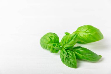 Ahşap kaplamalı yeşil fesleğen yaprakları. Mutfak otları, baharatlar. Taze yeşil organik fesleğen. Vejetaryen. Salata için yeşillik. Mesaj için yer. Boşluğu kopyala.