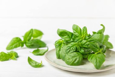 Ahşap kaplamalı yeşil fesleğen yaprakları. Mutfak otları, baharatlar. Taze yeşil organik fesleğen. Vejetaryen. Salata için yeşillik. Mesaj için yer. Boşluğu kopyala.